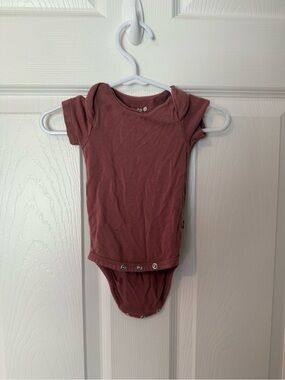 Kyte Baby Mauve Short Sleeve Baby Onesie